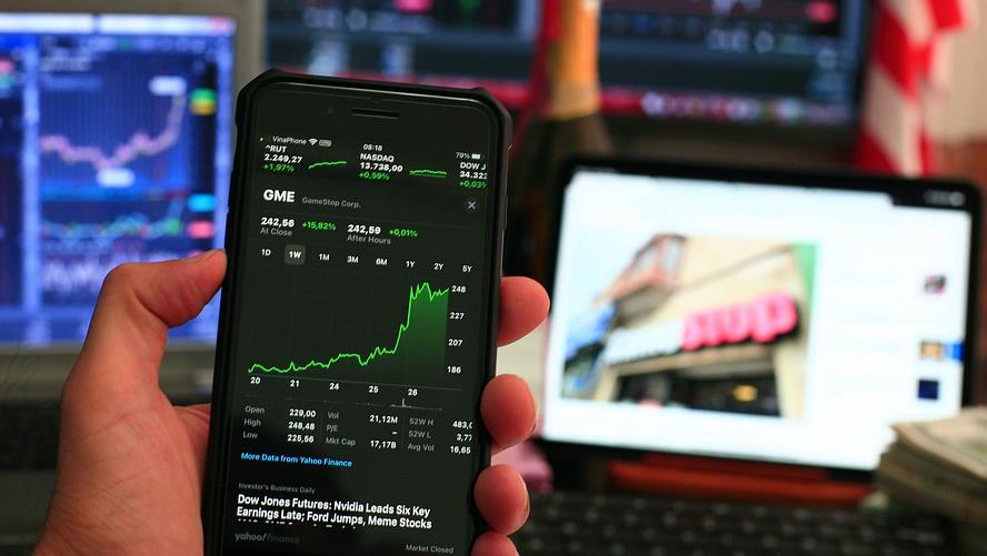 美股成交額前20：英特爾發佈預警，股價重挫17%；SanDisk跌近6%，成交97.76億美元